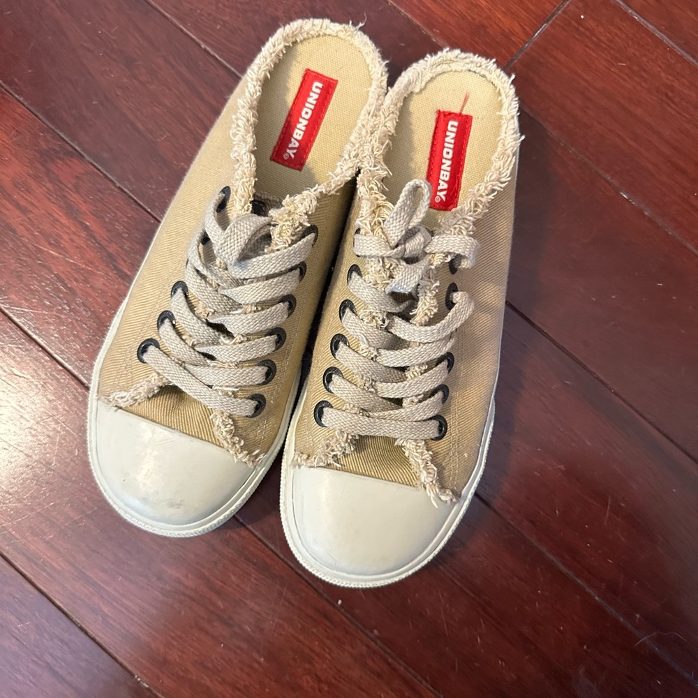 UNIONBAY Beige Canvas Sneakers
